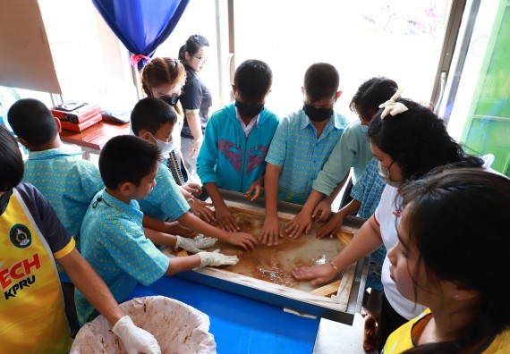 ภาพกิจกรรม  คณะวิทยาศาสตร์และเทคโนโลยี จัดกิจกรรมถ่ายทอดองค์ความรู้กระดาษกันนาจากกาบกล้วยไข่เพื่อใช้ในงานบรรจุภัณฑ์