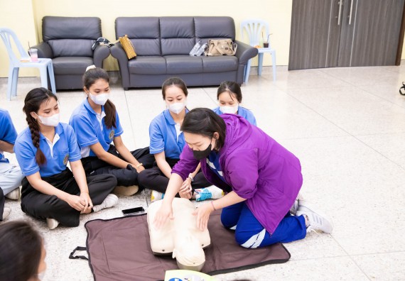 ภาพกิจกรรม  โปรแกรมวิชาสาธารณสุขศาสตร์ จัดอบรมการช่วยเหลือผู้ป่วยฉุกเฉิน ให้กับนักศึกษาชั้นปีที่ 2 หลักสูตรสาธารณสุขศาสตร์