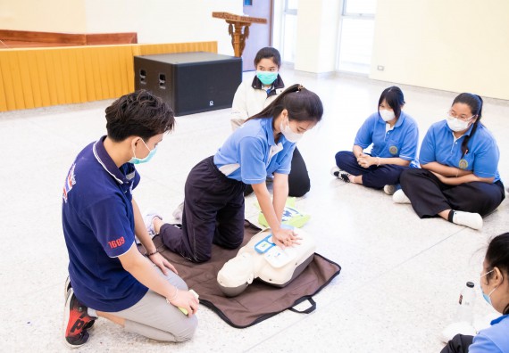 ภาพกิจกรรม  โปรแกรมวิชาสาธารณสุขศาสตร์ จัดอบรมการช่วยเหลือผู้ป่วยฉุกเฉิน ให้กับนักศึกษาชั้นปีที่ 2 หลักสูตรสาธารณสุขศาสตร์