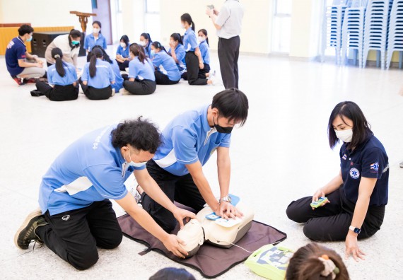 ภาพกิจกรรม  โปรแกรมวิชาสาธารณสุขศาสตร์ จัดอบรมการช่วยเหลือผู้ป่วยฉุกเฉิน ให้กับนักศึกษาชั้นปีที่ 2 หลักสูตรสาธารณสุขศาสตร์