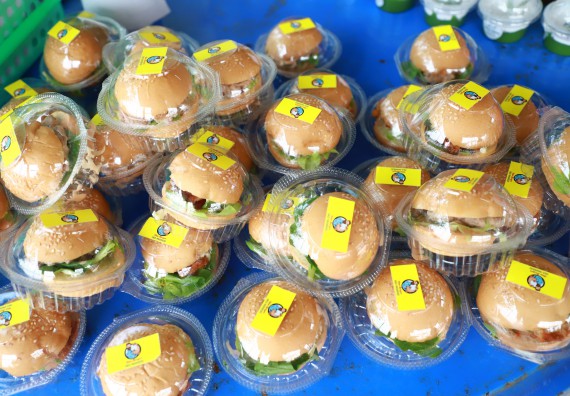 ภาพกิจกรรม  คณะวิทยาศาสตร์และเทคโนโลยี จัดอบรมเชิงปฏิบัติการ เรื่อง การพัฒนาบรรจุภัณฑ์น้ำพริกโบราณกลุ่มศรีเกษตรพัฒนา