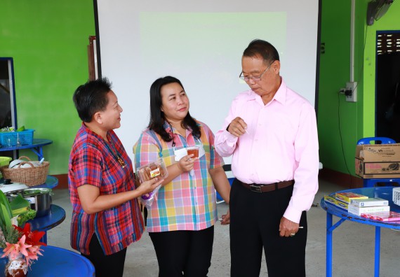 ภาพกิจกรรม  คณะวิทยาศาสตร์และเทคโนโลยี จัดอบรมเชิงปฏิบัติการ เรื่อง การพัฒนาบรรจุภัณฑ์น้ำพริกโบราณกลุ่มศรีเกษตรพัฒนา