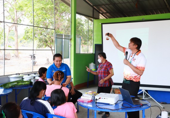 ภาพกิจกรรม  คณะวิทยาศาสตร์และเทคโนโลยี จัดอบรมเชิงปฏิบัติการ เรื่อง การพัฒนาบรรจุภัณฑ์น้ำพริกโบราณกลุ่มศรีเกษตรพัฒนา