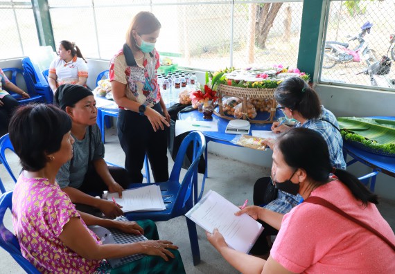 ภาพกิจกรรม  คณะวิทยาศาสตร์และเทคโนโลยี จัดอบรมเชิงปฏิบัติการ เรื่อง การพัฒนาบรรจุภัณฑ์น้ำพริกโบราณกลุ่มศรีเกษตรพัฒนา