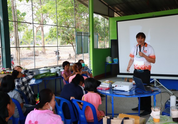 ภาพกิจกรรม  คณะวิทยาศาสตร์และเทคโนโลยี จัดอบรมเชิงปฏิบัติการ เรื่อง การพัฒนาบรรจุภัณฑ์น้ำพริกโบราณกลุ่มศรีเกษตรพัฒนา