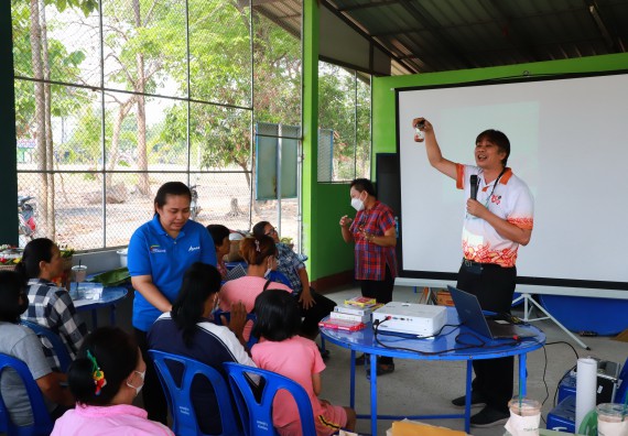 ภาพกิจกรรม  คณะวิทยาศาสตร์และเทคโนโลยี จัดอบรมเชิงปฏิบัติการ เรื่อง การพัฒนาบรรจุภัณฑ์น้ำพริกโบราณกลุ่มศรีเกษตรพัฒนา