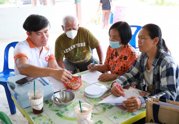 ภาพกิจกรรม  คณะวิทยาศาสตร์และเทคโนโลยี จัดอบรมเชิงปฏิบัติการ เรื่อง การพัฒนาบรรจุภัณฑ์น้ำพริกโบราณกลุ่มศรีเกษตรพัฒนา