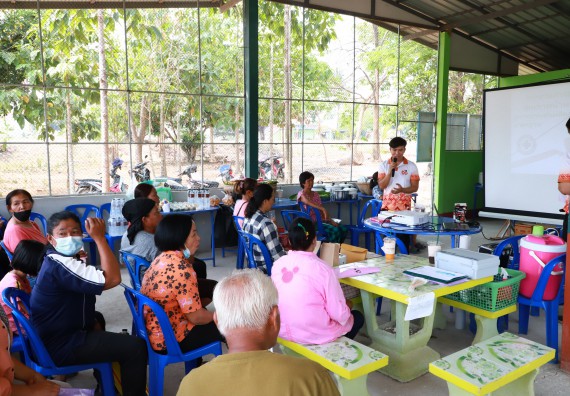 ภาพกิจกรรม  คณะวิทยาศาสตร์และเทคโนโลยี จัดอบรมเชิงปฏิบัติการ เรื่อง การพัฒนาบรรจุภัณฑ์น้ำพริกโบราณกลุ่มศรีเกษตรพัฒนา