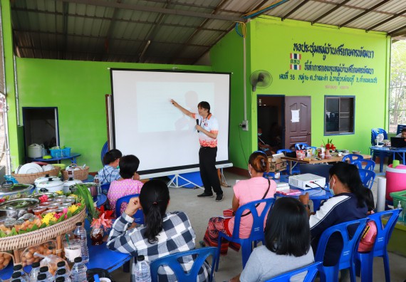 ภาพกิจกรรม  คณะวิทยาศาสตร์และเทคโนโลยี จัดอบรมเชิงปฏิบัติการ เรื่อง การพัฒนาบรรจุภัณฑ์น้ำพริกโบราณกลุ่มศรีเกษตรพัฒนา
