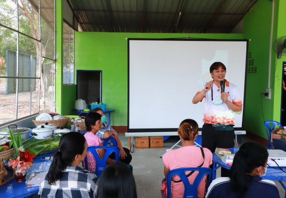 ภาพกิจกรรม  คณะวิทยาศาสตร์และเทคโนโลยี จัดอบรมเชิงปฏิบัติการ เรื่อง การพัฒนาบรรจุภัณฑ์น้ำพริกโบราณกลุ่มศรีเกษตรพัฒนา