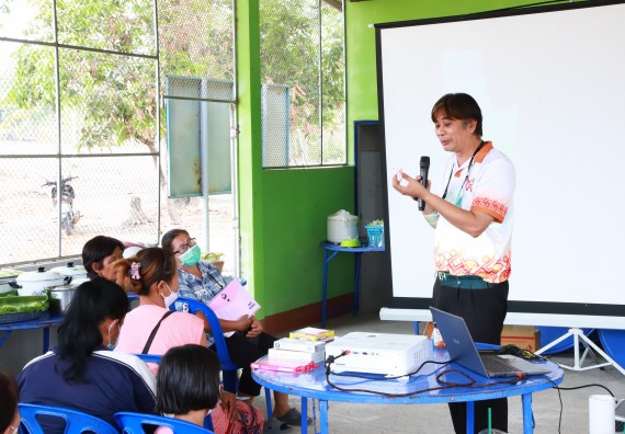 ภาพกิจกรรม  คณะวิทยาศาสตร์และเทคโนโลยี จัดอบรมเชิงปฏิบัติการ เรื่อง การพัฒนาบรรจุภัณฑ์น้ำพริกโบราณกลุ่มศรีเกษตรพัฒนา