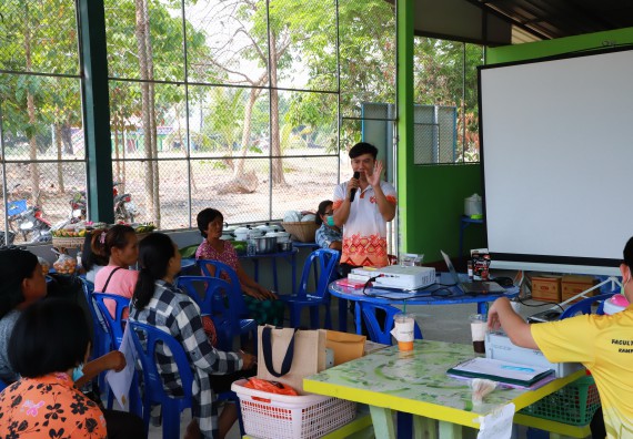 ภาพกิจกรรม  คณะวิทยาศาสตร์และเทคโนโลยี จัดอบรมเชิงปฏิบัติการ เรื่อง การพัฒนาบรรจุภัณฑ์น้ำพริกโบราณกลุ่มศรีเกษตรพัฒนา