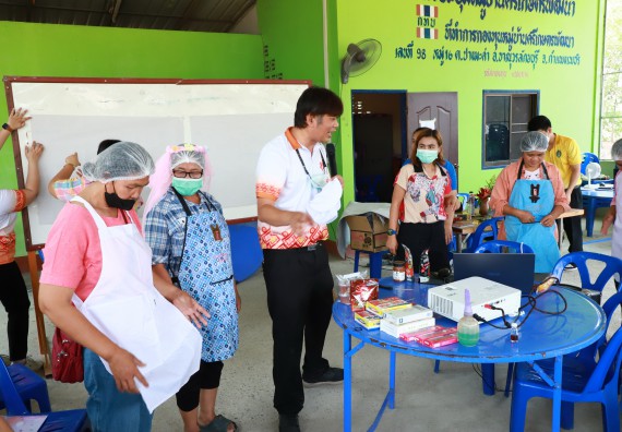 ภาพกิจกรรม  คณะวิทยาศาสตร์และเทคโนโลยี จัดอบรมเชิงปฏิบัติการ เรื่อง การพัฒนาบรรจุภัณฑ์น้ำพริกโบราณกลุ่มศรีเกษตรพัฒนา