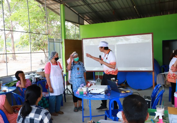 ภาพกิจกรรม  คณะวิทยาศาสตร์และเทคโนโลยี จัดอบรมเชิงปฏิบัติการ เรื่อง การพัฒนาบรรจุภัณฑ์น้ำพริกโบราณกลุ่มศรีเกษตรพัฒนา