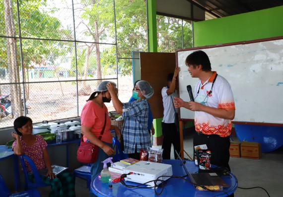 ภาพกิจกรรม  คณะวิทยาศาสตร์และเทคโนโลยี จัดอบรมเชิงปฏิบัติการ เรื่อง การพัฒนาบรรจุภัณฑ์น้ำพริกโบราณกลุ่มศรีเกษตรพัฒนา