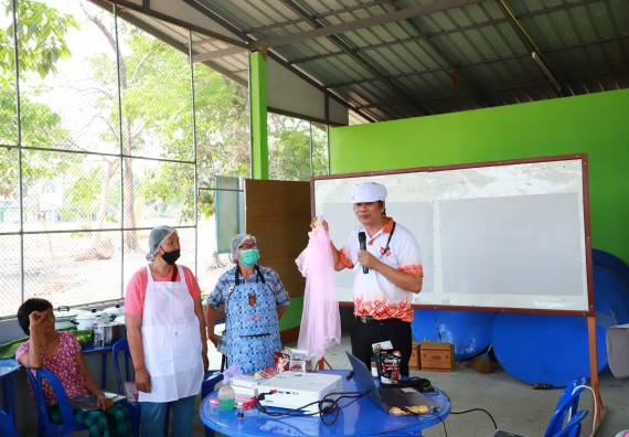 ภาพกิจกรรม  คณะวิทยาศาสตร์และเทคโนโลยี จัดอบรมเชิงปฏิบัติการ เรื่อง การพัฒนาบรรจุภัณฑ์น้ำพริกโบราณกลุ่มศรีเกษตรพัฒนา