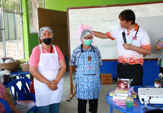 ภาพกิจกรรม  คณะวิทยาศาสตร์และเทคโนโลยี จัดอบรมเชิงปฏิบัติการ เรื่อง การพัฒนาบรรจุภัณฑ์น้ำพริกโบราณกลุ่มศรีเกษตรพัฒนา