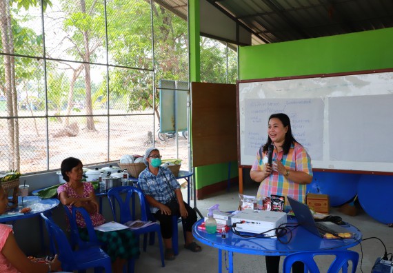 ภาพกิจกรรม  คณะวิทยาศาสตร์และเทคโนโลยี จัดอบรมเชิงปฏิบัติการ เรื่อง การพัฒนาบรรจุภัณฑ์น้ำพริกโบราณกลุ่มศรีเกษตรพัฒนา