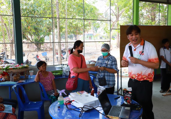 ภาพกิจกรรม  คณะวิทยาศาสตร์และเทคโนโลยี จัดอบรมเชิงปฏิบัติการ เรื่อง การพัฒนาบรรจุภัณฑ์น้ำพริกโบราณกลุ่มศรีเกษตรพัฒนา