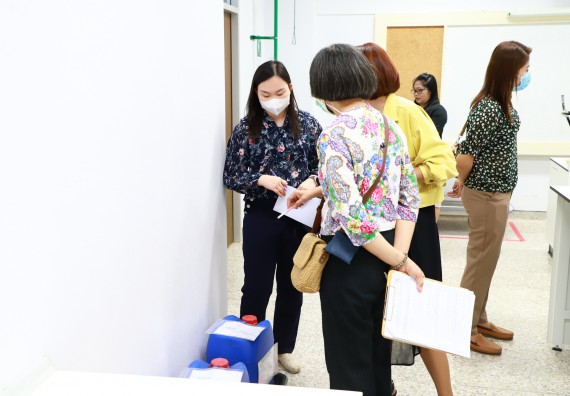 ภาพกิจกรรม  ศูนย์วิทยาศาสตร์ประยุกต์ คณะวิทยาศาสตร์เทคโนโลยี มหาวิทยาลัยราชภัฏกำแพงเพชร เข้ารับการตรวจประเมินความปลอดภัยห้องปฏิบัติการ ตามเกณฑ์ (ESPReL Checklist)