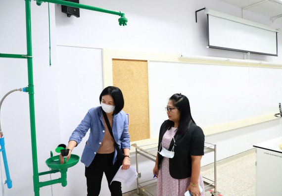 ภาพกิจกรรม  ศูนย์วิทยาศาสตร์ประยุกต์ คณะวิทยาศาสตร์เทคโนโลยี มหาวิทยาลัยราชภัฏกำแพงเพชร เข้ารับการตรวจประเมินความปลอดภัยห้องปฏิบัติการ ตามเกณฑ์ (ESPReL Checklist)