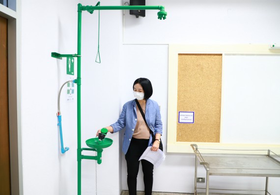 ภาพกิจกรรม  ศูนย์วิทยาศาสตร์ประยุกต์ คณะวิทยาศาสตร์เทคโนโลยี มหาวิทยาลัยราชภัฏกำแพงเพชร เข้ารับการตรวจประเมินความปลอดภัยห้องปฏิบัติการ ตามเกณฑ์ (ESPReL Checklist)