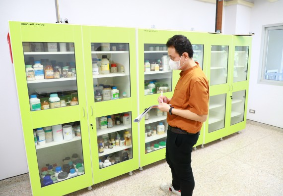 ภาพกิจกรรม  ศูนย์วิทยาศาสตร์ประยุกต์ คณะวิทยาศาสตร์เทคโนโลยี มหาวิทยาลัยราชภัฏกำแพงเพชร เข้ารับการตรวจประเมินความปลอดภัยห้องปฏิบัติการ ตามเกณฑ์ (ESPReL Checklist)