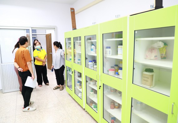 ภาพกิจกรรม  ศูนย์วิทยาศาสตร์ประยุกต์ คณะวิทยาศาสตร์เทคโนโลยี มหาวิทยาลัยราชภัฏกำแพงเพชร เข้ารับการตรวจประเมินความปลอดภัยห้องปฏิบัติการ ตามเกณฑ์ (ESPReL Checklist)