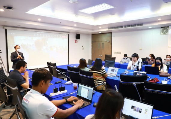 ภาพกิจกรรม   คณะวิทยาศาสตร์และเทคโนโลยี จัดอบรมเชิงปฏิบัติการ เรื่อง เทคนิคการออกแบบป้ายประชาสัมพันธ์ ให้กับอาจารย์และบุคลากรคณะวิทยาศาสตร์และเทคโนโลยี