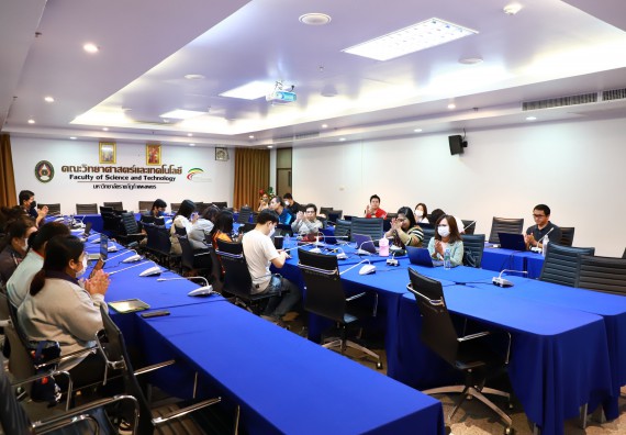 ภาพกิจกรรม   คณะวิทยาศาสตร์และเทคโนโลยี จัดอบรมเชิงปฏิบัติการ เรื่อง เทคนิคการออกแบบป้ายประชาสัมพันธ์ ให้กับอาจารย์และบุคลากรคณะวิทยาศาสตร์และเทคโนโลยี