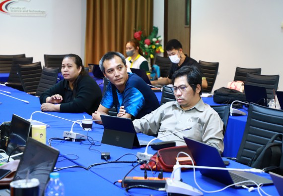 ภาพกิจกรรม   คณะวิทยาศาสตร์และเทคโนโลยี จัดอบรมเชิงปฏิบัติการ เรื่อง เทคนิคการออกแบบป้ายประชาสัมพันธ์ ให้กับอาจารย์และบุคลากรคณะวิทยาศาสตร์และเทคโนโลยี