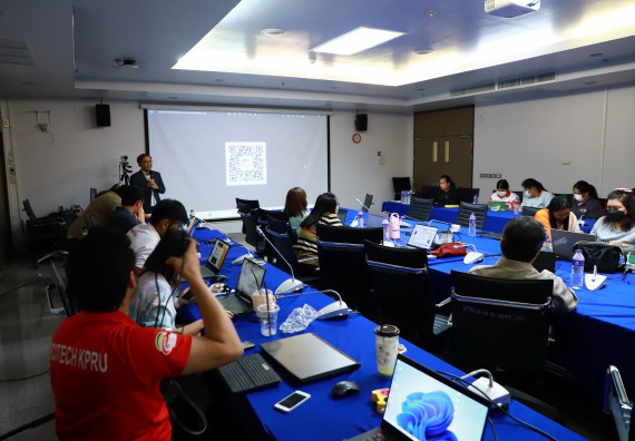 ภาพกิจกรรม   คณะวิทยาศาสตร์และเทคโนโลยี จัดอบรมเชิงปฏิบัติการ เรื่อง เทคนิคการออกแบบป้ายประชาสัมพันธ์ ให้กับอาจารย์และบุคลากรคณะวิทยาศาสตร์และเทคโนโลยี