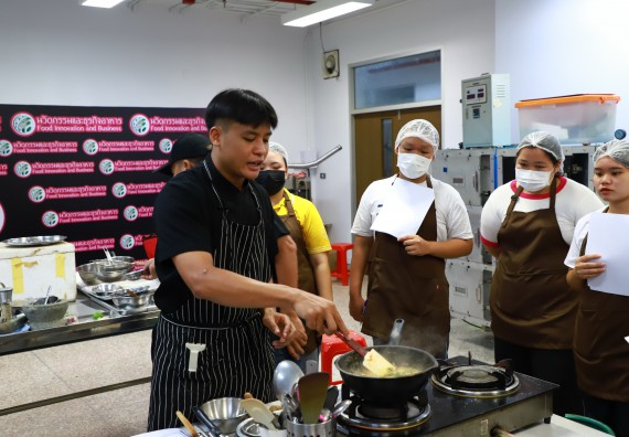 ภาพกิจกรรม  โปรแกรมวิชาวิทยาศาสตร์และเทคโนโลยีการอาหาร จัดกิจกรรมอบรมเชิงปฏิบัติการ เรื่อง การพัฒนาผู้เรียนตามผลการเรียนรู้ที่คาดหวังของหลักสูตรวิทยาศาสตรบัณฑิต สาขาวิชานวัตกรรมและธุรกิจอาหาร