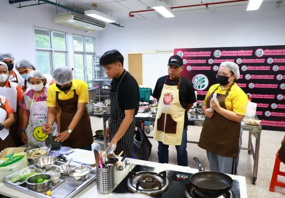ภาพกิจกรรม  โปรแกรมวิชาวิทยาศาสตร์และเทคโนโลยีการอาหาร จัดกิจกรรมอบรมเชิงปฏิบัติการ เรื่อง การพัฒนาผู้เรียนตามผลการเรียนรู้ที่คาดหวังของหลักสูตรวิทยาศาสตรบัณฑิต สาขาวิชานวัตกรรมและธุรกิจอาหาร