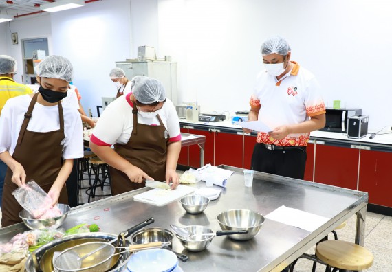 ภาพกิจกรรม  โปรแกรมวิชาวิทยาศาสตร์และเทคโนโลยีการอาหาร จัดกิจกรรมอบรมเชิงปฏิบัติการ เรื่อง การพัฒนาผู้เรียนตามผลการเรียนรู้ที่คาดหวังของหลักสูตรวิทยาศาสตรบัณฑิต สาขาวิชานวัตกรรมและธุรกิจอาหาร