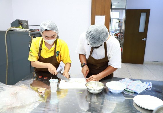 ภาพกิจกรรม  โปรแกรมวิชาวิทยาศาสตร์และเทคโนโลยีการอาหาร จัดกิจกรรมอบรมเชิงปฏิบัติการ เรื่อง การพัฒนาผู้เรียนตามผลการเรียนรู้ที่คาดหวังของหลักสูตรวิทยาศาสตรบัณฑิต สาขาวิชานวัตกรรมและธุรกิจอาหาร