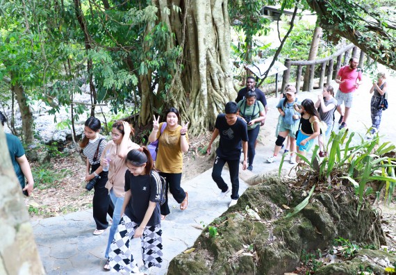 ภาพกิจกรรม  คณะวิทยาศาสตร์และเทคโนโลยี นำอาจารย์และนักศึกษาจาก Georgia Gwinnett College ประเทศสหรัฐอเมริกา ศึกษาดูงาน