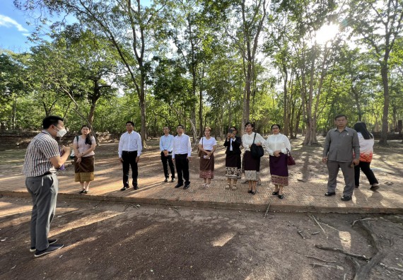 ภาพกิจกรรม  คณะวิทยาศาสตร์และเทคโนโลยี นำอาจารย์และบุคลากรมหาวิทยาลัยราชภัฏกำแพงเพชร และ มหาวิทยาลัยแห่งชาติลาว เยี่ยมชมอุทยานประวัติศาสตร์กำแพงเพชร
