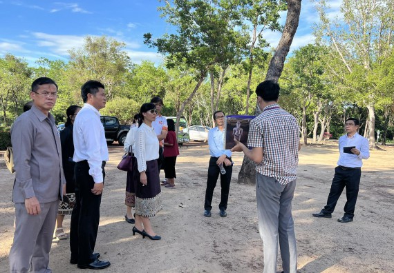 ภาพกิจกรรม  คณะวิทยาศาสตร์และเทคโนโลยี นำอาจารย์และบุคลากรมหาวิทยาลัยราชภัฏกำแพงเพชร และ มหาวิทยาลัยแห่งชาติลาว เยี่ยมชมอุทยานประวัติศาสตร์กำแพงเพชร