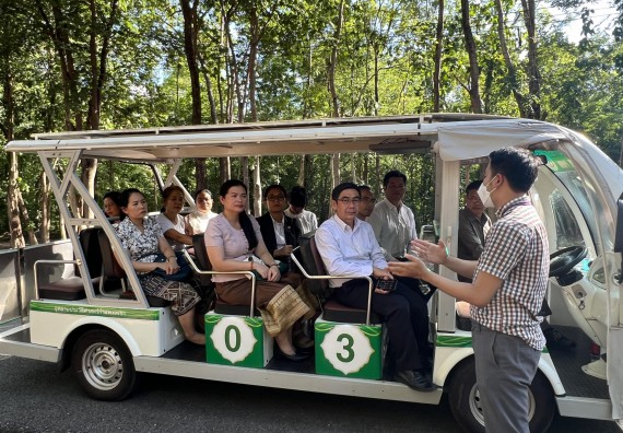 ภาพกิจกรรม  คณะวิทยาศาสตร์และเทคโนโลยี นำอาจารย์และบุคลากรมหาวิทยาลัยราชภัฏกำแพงเพชร และ มหาวิทยาลัยแห่งชาติลาว เยี่ยมชมอุทยานประวัติศาสตร์กำแพงเพชร