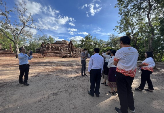 ภาพกิจกรรม  คณะวิทยาศาสตร์และเทคโนโลยี นำอาจารย์และบุคลากรมหาวิทยาลัยราชภัฏกำแพงเพชร และ มหาวิทยาลัยแห่งชาติลาว เยี่ยมชมอุทยานประวัติศาสตร์กำแพงเพชร