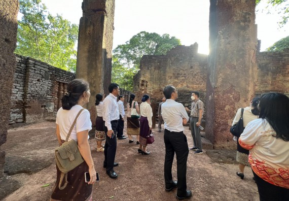 ภาพกิจกรรม  คณะวิทยาศาสตร์และเทคโนโลยี นำอาจารย์และบุคลากรมหาวิทยาลัยราชภัฏกำแพงเพชร และ มหาวิทยาลัยแห่งชาติลาว เยี่ยมชมอุทยานประวัติศาสตร์กำแพงเพชร