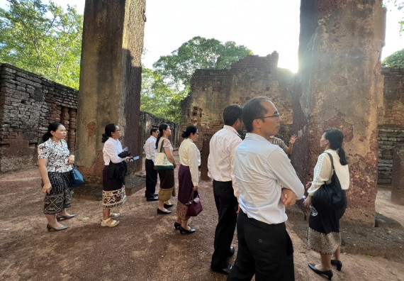 ภาพกิจกรรม  คณะวิทยาศาสตร์และเทคโนโลยี นำอาจารย์และบุคลากรมหาวิทยาลัยราชภัฏกำแพงเพชร และ มหาวิทยาลัยแห่งชาติลาว เยี่ยมชมอุทยานประวัติศาสตร์กำแพงเพชร