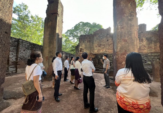 ภาพกิจกรรม  คณะวิทยาศาสตร์และเทคโนโลยี นำอาจารย์และบุคลากรมหาวิทยาลัยราชภัฏกำแพงเพชร และ มหาวิทยาลัยแห่งชาติลาว เยี่ยมชมอุทยานประวัติศาสตร์กำแพงเพชร