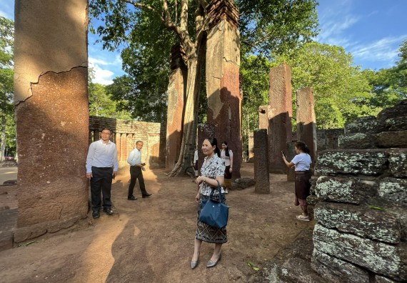 ภาพกิจกรรม  คณะวิทยาศาสตร์และเทคโนโลยี นำอาจารย์และบุคลากรมหาวิทยาลัยราชภัฏกำแพงเพชร และ มหาวิทยาลัยแห่งชาติลาว เยี่ยมชมอุทยานประวัติศาสตร์กำแพงเพชร