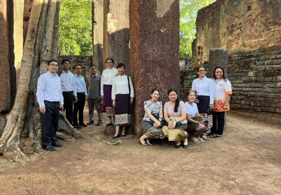 ภาพกิจกรรม  คณะวิทยาศาสตร์และเทคโนโลยี นำอาจารย์และบุคลากรมหาวิทยาลัยราชภัฏกำแพงเพชร และ มหาวิทยาลัยแห่งชาติลาว เยี่ยมชมอุทยานประวัติศาสตร์กำแพงเพชร