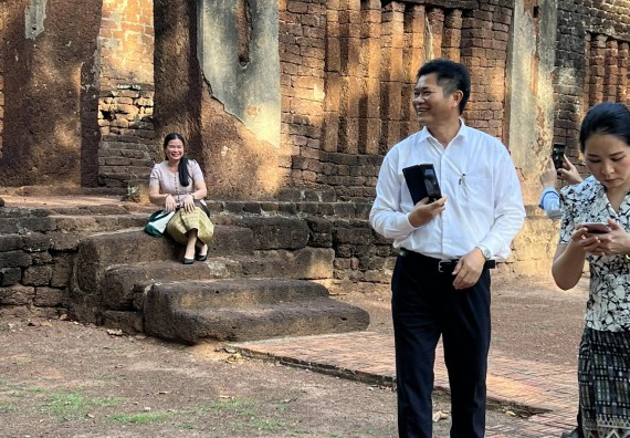 ภาพกิจกรรม  คณะวิทยาศาสตร์และเทคโนโลยี นำอาจารย์และบุคลากรมหาวิทยาลัยราชภัฏกำแพงเพชร และ มหาวิทยาลัยแห่งชาติลาว เยี่ยมชมอุทยานประวัติศาสตร์กำแพงเพชร