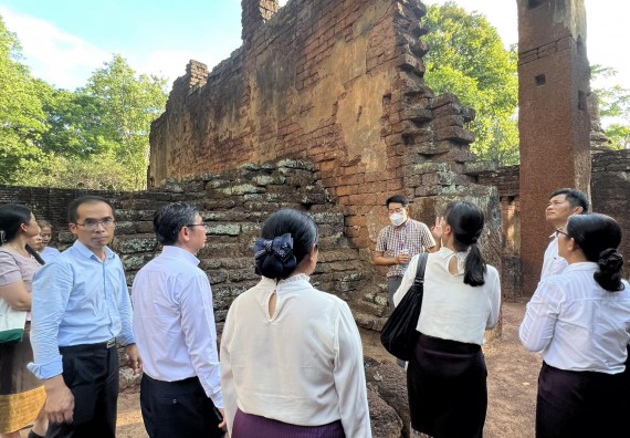 ภาพกิจกรรม  คณะวิทยาศาสตร์และเทคโนโลยี นำอาจารย์และบุคลากรมหาวิทยาลัยราชภัฏกำแพงเพชร และ มหาวิทยาลัยแห่งชาติลาว เยี่ยมชมอุทยานประวัติศาสตร์กำแพงเพชร
