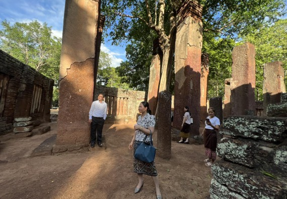 ภาพกิจกรรม  คณะวิทยาศาสตร์และเทคโนโลยี นำอาจารย์และบุคลากรมหาวิทยาลัยราชภัฏกำแพงเพชร และ มหาวิทยาลัยแห่งชาติลาว เยี่ยมชมอุทยานประวัติศาสตร์กำแพงเพชร