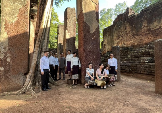 ภาพกิจกรรม  คณะวิทยาศาสตร์และเทคโนโลยี นำอาจารย์และบุคลากรมหาวิทยาลัยราชภัฏกำแพงเพชร และ มหาวิทยาลัยแห่งชาติลาว เยี่ยมชมอุทยานประวัติศาสตร์กำแพงเพชร